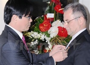 Insignia honors former Iranian Ambassador to Vietnam - ảnh 1